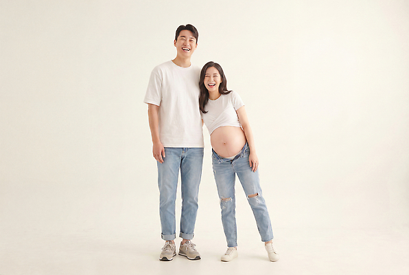 JPG 편집이미지 부부 행복 가족 사랑 서기 웃음 일상 희망 임신 아기 쌍 배 의료성형뷰티 편집실사 AI인물포토 AI콘텐츠 커플 감정 관계 모션 표정 사람 라이프 CG 파일형식 AI포토 생활