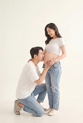 JPG 편집이미지 부부 행복 가족 남편 사랑 미소 임신 기쁨 아기 아내 배 기다림 의료성형뷰티 편집실사 AI인물포토 AI콘텐츠 커플 감정 관계 모션 표정 사람 CG 파일형식 AI포토