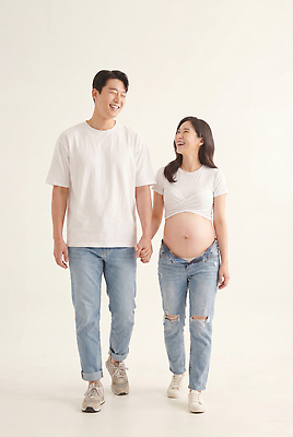 JPG 편집이미지 부부 행복 가족 사랑 웃음 일상 걷기 임신 흰색 청바지 아기 의료성형뷰티 편집실사 AI인물포토 AI콘텐츠 커플 감정 컬러 바지 관계 모션 표정 사람 라이프 CG 파일형식 AI포토 하의 생활 옷
