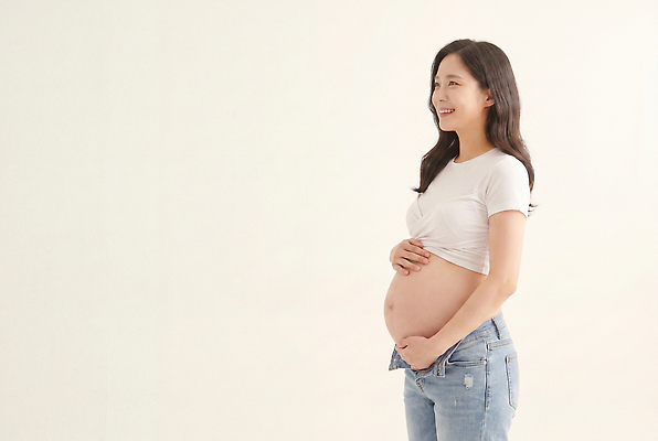 JPG 편집이미지 여자 행복 백그라운드 티셔츠 가족 미래 웃음 생활 희망 임신 배 편안함 소통 의료성형뷰티 편집실사 AI인물포토 AI콘텐츠 감정 컨셉 셔츠 관계 표정 사람 감각 CG 파일형식 AI포토 상의 옷