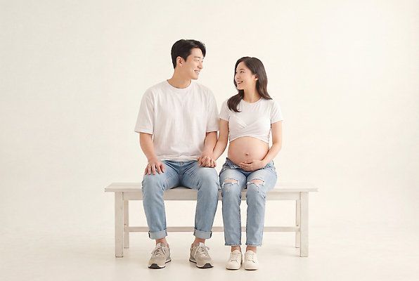 JPG 편집이미지 부부 행복 가족 탁자 표정 대화 사랑 여러명 손잡기 희망 임신 아기 배 의료성형뷰티 편집실사 AI인물포토 AI콘텐츠 커플 감정 가구 다수 관계 모션 말하기 사람 CG 파일형식 AI포토 생활용품 오브젝트