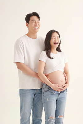 JPG 편집이미지 손 부부 행복 엄마 사랑 웃음 희망 임신 아기 출산 배 아빠 의료성형뷰티 편집실사 AI인물포토 AI콘텐츠 커플 감정 가족 표정 사람 신체부위 CG 파일형식 AI포토 관계