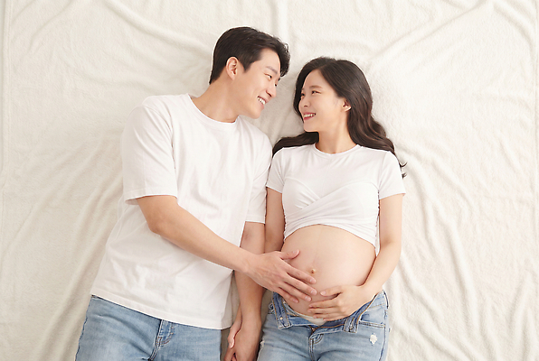 JPG 편집이미지 손 부부 응시 행복 가족 남편 미소 임신 침대 아내 배 나누기 소통 의료성형뷰티 편집실사 AI인물포토 AI콘텐츠 커플 시선 감정 가구 컨셉 관계 표정 신체부위 CG 파일형식 AI포토 생활용품 사람 오브젝트