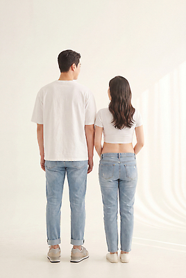 JPG 모델 편집이미지 옷 여자 남자 백그라운드 상의 티셔츠 일상 흰색 청바지 의료성형뷰티 스타일 편집실사 AI인물포토 AI콘텐츠 컬러 셔츠 바지 사람 라이프 CG 파일형식 AI포토 하의 생활