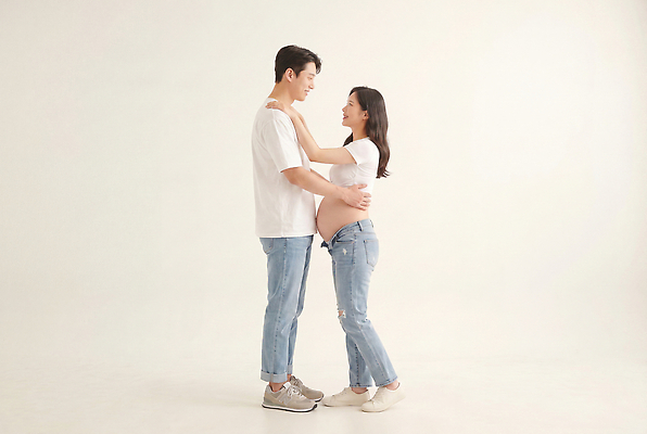 JPG 편집이미지 부부 여자 남자 행복 백그라운드 가족 남편 함께함 대화 사랑 웃음 희망 임신 기쁨 아내 기다림 의료성형뷰티 편집실사 AI인물포토 AI콘텐츠 커플 감정 컨셉 관계 모션 표정 말하기 사람 CG 파일형식 AI포토