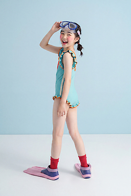 옷 계절 여자 감정 어린이 놀이 표정 사람 수상스포츠 CG 수영용품 파일형식 AI포토 수영복 수영 물안경 물놀이 여름 수영장 웃음 준비 즐거움 미소 편집이미지 편집실사 JPG 소녀 AI인물포토 AI콘텐츠 의료성형뷰티