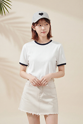 잡화 계절 컨셉 셔츠 모션 하의 사람 라이프 CG 파일형식 AI포토 모자 티셔츠 치마 서기 여름 스타일 패션 옷 일상 분위기 편집이미지 편집실사 JPG 여자 AI인물포토 AI콘텐츠 의료성형뷰티