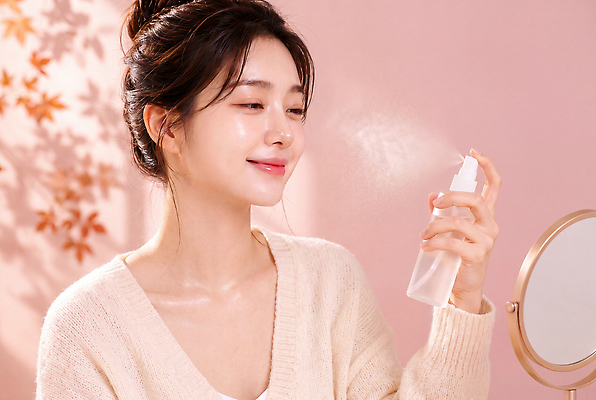 JPG 편집이미지 여자 얼굴 관리 웃음 화장 뷰티 화장품 거울 주름 세수 뿌리기 피부 스킨케어 보습 분사기 의료성형뷰티 편집실사 AI인물포토 AI콘텐츠 모션 표정 사람 신체부위 청결 CG 파일형식 AI포토 위생