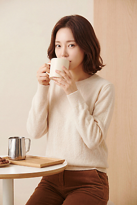 주간 음료 가구 컨셉 모션 사람 감각 CG 파일형식 AI포토 여자 따뜻함 마시기 주방 탁자 커피 식사 편안함 아침 오후 안락 오브젝트 편집이미지 편집실사 JPG AI인물포토 AI콘텐츠 의료성형뷰티