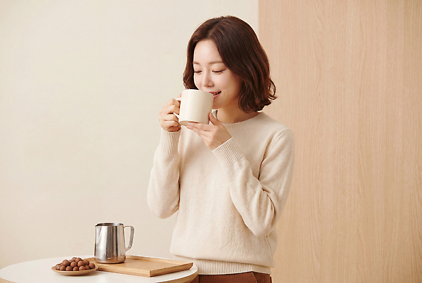 주간 식기 감정 음료 음식 가구 컨셉 표정 사람 CG 파일형식 AI포토 커피 여자 주방 휴식 컵 미소 도구 디저트 여유 탁자 따뜻함 아침 편집이미지 편집실사 JPG AI인물포토 AI콘텐츠 의료성형뷰티