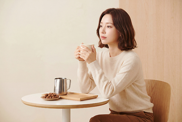 음료 음식 가구 컨셉 말하기 사람 라이프 상점 감각 CG 파일형식 AI포토 여자 카페 커피 탁자 생각 편안함 대화 디저트 일상 휴식 오후 편집이미지 편집실사 JPG AI인물포토 AI콘텐츠 의료성형뷰티