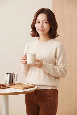 식기 음료 가구 컨셉 상의 모션 사람 라이프 신체부위 CG 파일형식 AI포토 커피 여자 스웨터 탁자 표정 일상 차분 컵 생활 세트 손 마시기 편집이미지 편집실사 JPG AI인물포토 AI콘텐츠 의료성형뷰티