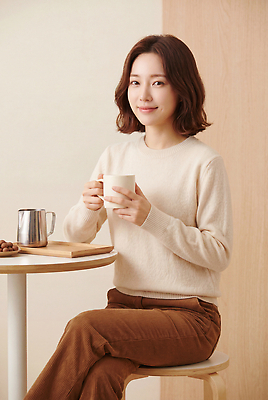 식물 음료 가구 컨셉 모션 사람 내부 신체부위 CG 파일형식 AI포토 여자 커피 탁자 실내 나무 차분 마시기 앉기 포즈 옷 공간 조명 손 편집이미지 편집실사 JPG AI인물포토 AI콘텐츠 의료성형뷰티