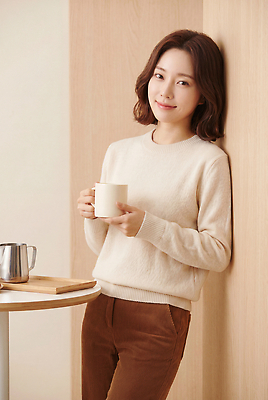 기념일 음료 벽 컬러 가구 상의 모션 사람 라이프 목재 상점 감각 CG 파일형식 AI포토 여자 카페 커피 스웨터 나무벽 기댐 포즈 편안함 일상 생일 탁자 갈색 편집이미지 편집실사 JPG AI인물포토 AI콘텐츠 의료성형뷰티