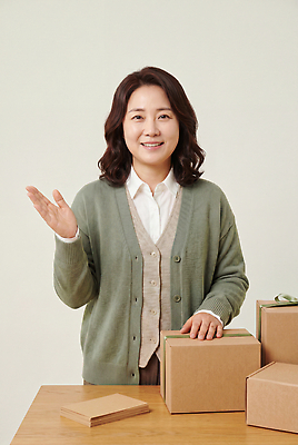 JPG 편집이미지 여자 포장 탁자 웃음 상자 택배 준비 정리 의료성형뷰티 편집실사 AI인물포토 AI콘텐츠 가구 표정 사람 운송업 CG 파일형식 AI포토 산업 생활용품 오브젝트