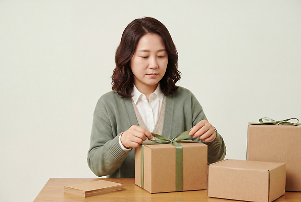 JPG 편집이미지 여자 리본 포장 탁자 선물 사람 상자 갈색 작업 오브젝트 준비 의료성형뷰티 편집실사 AI인물포토 AI콘텐츠 컬러 가구 CG 파일형식 AI포토 생활용품