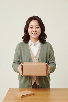 JPG 편집이미지 여자 행복 포장 탁자 미소 일상 상자 기쁨 카디건 전달 의료성형뷰티 편집실사 AI인물포토 AI콘텐츠 감정 가구 표정 사람 라이프 외투 CG 파일형식 AI포토 생활용품 상의 생활 옷 오브젝트