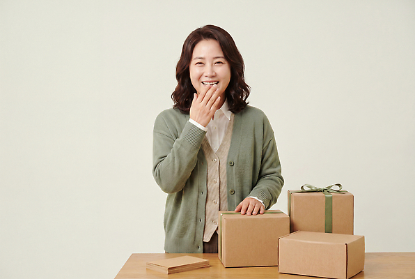 JPG 편집이미지 여자 포장 탁자 웃음 상자 편안함 즐거움 의료성형뷰티 편집실사 AI인물포토 AI콘텐츠 감정 가구 표정 사람 감각 CG 파일형식 AI포토 생활용품 오브젝트