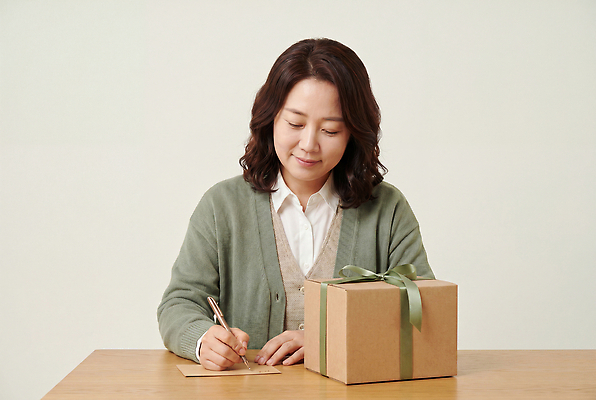 JPG 편집이미지 여자 리본 탁자 밝음 선물 상자 쓰는 준비 의료성형뷰티 편집실사 AI인물포토 AI콘텐츠 가구 사람 CG 파일형식 AI포토 생활용품 오브젝트