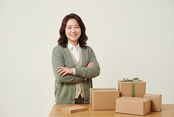 JPG 편집이미지 여자 포즈 포장 탁자 선물 웃음 일상 상자 사무실 상업 의료성형뷰티 편집실사 AI인물포토 AI콘텐츠 가구 비즈니스 표정 사람 라이프 CG 파일형식 AI포토 생활용품 생활 오브젝트