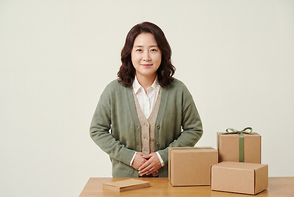 JPG 편집이미지 여자 포장 탁자 일상 상자 상품 배송 오브젝트 택배 준비 의료성형뷰티 편집실사 AI인물포토 AI콘텐츠 가구 사람 라이프 운송업 CG 파일형식 AI포토 산업 생활용품 생활