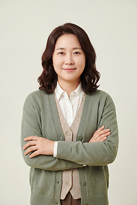 JPG 편집이미지 옷 여자 포즈 백그라운드 팔짱 자신감 카디건 심플 의료성형뷰티 편집실사 AI인물포토 AI콘텐츠 감정 모션 사람 외투 CG 파일형식 AI포토 상의