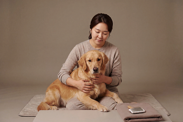 동물 감정 포유류 모션 사람 반려동물 감각 개 리트리버 CG 파일형식 AI포토 여자 골든리트리버 반려견 즐거움 안기 편안함 편집이미지 편집실사 JPG 돌봄 AI인물포토 AI콘텐츠 의료성형뷰티