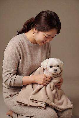 동물 감정 포유류 모션 표정 사람 내부 반려동물 감각 개 CG 파일형식 AI포토 감싸기 여자 담요 실내 웃음 편안함 사랑 반려견 편집이미지 편집실사 JPG 돌봄 AI인물포토 AI콘텐츠 의료성형뷰티