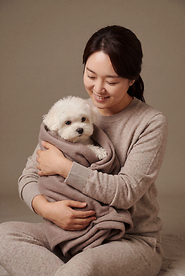 동물 감정 컨셉 안기 모션 표정 사람 내부 반려동물 감각 개 CG 파일형식 AI포토 감싸기 여자 강아지 담요 미소 포옹 실내 편안함 소통 사랑 행복 부드러움 편집이미지 편집실사 JPG 반려견 돌봄 AI인물포토 AI콘텐츠 의료성형뷰티