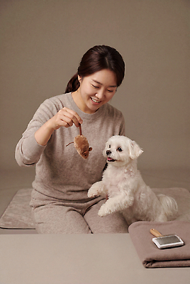 동물 시선 감정 컨셉 관계 모션 표정 사람 내부 반려동물 개 CG 파일형식 반려용품 AI포토 애견용품 장난감 강아지 여자 실내 웃음 응시 행복 소통 친구 보호자 즐거움 편집이미지 편집실사 JPG 반려견 돌봄 AI인물포토 AI콘텐츠 의료성형뷰티