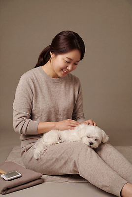 동물 감정 포유류 관계 모션 표정 사람 반려동물 감각 개 CG 파일형식 AI포토 여자 행복 웃음 쓰다듬기 앉기 편안함 친구 편집이미지 편집실사 JPG 반려견 돌봄 AI인물포토 AI콘텐츠 의료성형뷰티