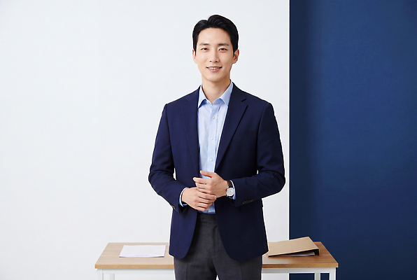 옷 가구 컨셉 회사 비즈니스 표정 사람 업무 CG 파일형식 AI포토 남자 사무실 정장 문서 책상 미소 포즈 직장 사무 분위기 편집이미지 편집실사 JPG AI인물포토 AI콘텐츠 의료성형뷰티