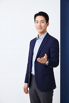 옷 감정 비즈니스 사람 CG 파일형식 AI포토 모델 정장 자신감 사무실 남자 포즈 세미나 프레젠테이션 편집이미지 편집실사 JPG AI인물포토 AI콘텐츠 의료성형뷰티