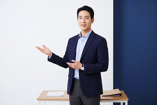 비즈니스 모션 사람 CG 파일형식 AI포토 남자 설명 손짓 사무실 서기 공간 말하기 편집이미지 편집실사 JPG AI인물포토 AI콘텐츠 의료성형뷰티