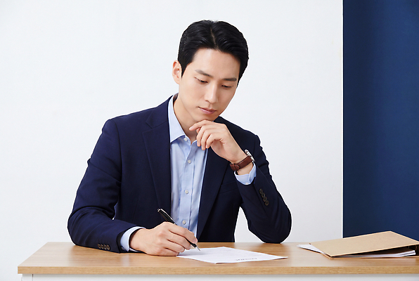 옷 가구 컨셉 비즈니스 사람 라이프 필기구 CG 파일형식 AI포토 남자 문서 서명 생각 정장 펜 탁자 집중 사무실 작업 일상 편집이미지 편집실사 JPG AI인물포토 AI콘텐츠 의료성형뷰티