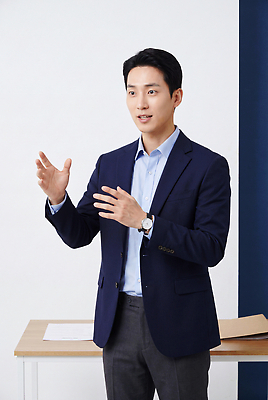 옷 비즈니스 모션 말하기 사람 CG 파일형식 AI포토 남자 이야기 사무실 설명 정장 강조 대화 회의 공간 포즈 발표 편집이미지 편집실사 JPG AI인물포토 AI콘텐츠 의료성형뷰티