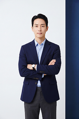 옷 뷰포인트 컨셉 회사 비즈니스 모션 사람 CG 파일형식 AI포토 모델 사무실 앞모습 팔짱 서기 정장 남자 분위기 직장 포즈 모던 편집이미지 편집실사 JPG AI인물포토 AI콘텐츠 의료성형뷰티