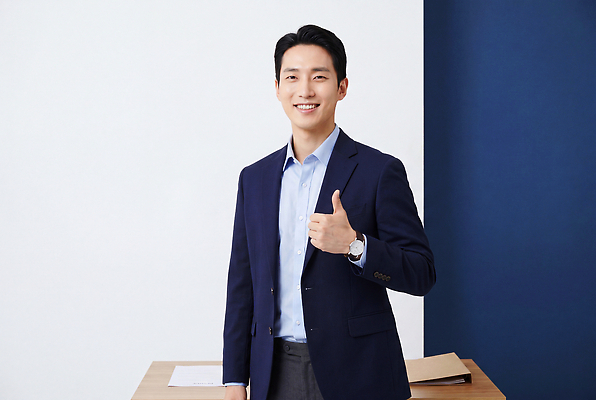옷 감정 컬러 비즈니스 손가락 표정 사람 CG 파일형식 AI포토 사무실 남자 웃음 엄지손가락 정장 파란색 흰색 자신감 편집이미지 편집실사 JPG AI인물포토 AI콘텐츠 의료성형뷰티