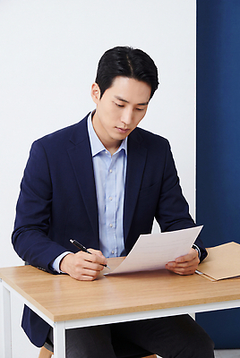 가구 컨셉 비즈니스 모션 사람 필기구 작업 CG 파일형식 AI포토 남자 문서 읽기 책상 집중 업무 사무실 펜 포즈 편집이미지 편집실사 JPG AI인물포토 AI콘텐츠 의료성형뷰티