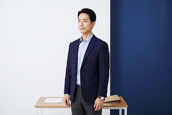 옷 컬러 가구 사람 라이프 작업 CG 파일형식 AI포토 남자 문서 책상 정장 파란색 회색 일상 업무 준비 편집이미지 편집실사 JPG AI인물포토 AI콘텐츠 의료성형뷰티