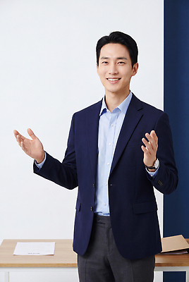 상의 비즈니스 말하기 사람 내부 CG 파일형식 AI포토 남자 발표 회의실 셔츠 실내 스타일 준비 커뮤니케이션 대화 협력 사무실 편집이미지 편집실사 JPG AI인물포토 AI콘텐츠 의료성형뷰티