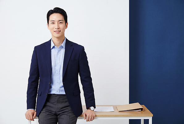 옷 컬러 가구 회사 비즈니스 모션 표정 사람 CG 파일형식 AI포토 사무실 남자 탁자 정장 미소 흰색 파란색 서기 직장 프로필 스타일 편집이미지 편집실사 JPG AI인물포토 AI콘텐츠 의료성형뷰티