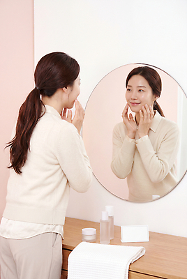JPG 편집이미지 여자 얼굴 실내 화장품 거울 상품 피부 확인 스킨케어 의료성형뷰티 편집실사 AI인물포토 AI콘텐츠 사람 내부 신체부위 뷰티 CG 파일형식 AI포토