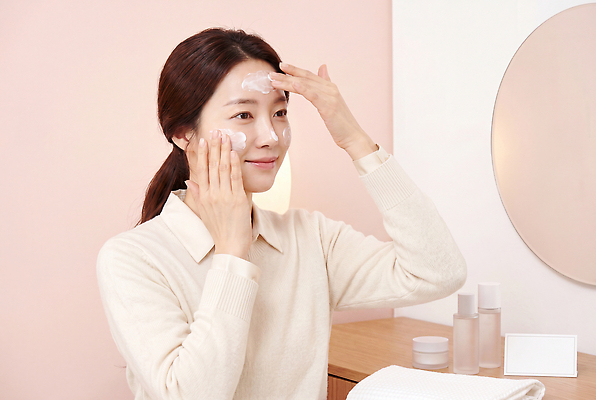 JPG 편집이미지 여자 얼굴 분홍색 관리 화장 뷰티 거울 상품 피부 크림 바르기 화장대 스킨케어 의료성형뷰티 편집실사 AI인물포토 AI콘텐츠 컬러 가구 모션 사람 신체부위 CG 파일형식 AI포토 생활용품 오브젝트
