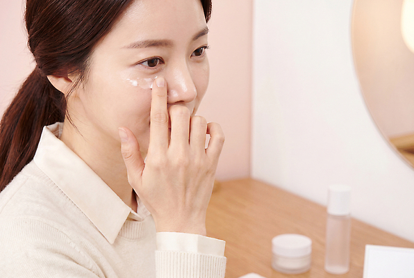 가구 모션 사람 내부 신체부위 뷰티 CG 파일형식 AI포토 여자 스킨케어 실내 화장대 거울 피부 관리 상품 바르기 얼굴 크림 편집이미지 편집실사 JPG AI인물포토 AI콘텐츠 의료성형뷰티