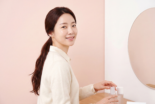 가구 표정 사람 라이프 뷰티 CG 파일형식 AI포토 여자 스킨케어 화장대 상품 미소 일상 피부관리 화장품 준비 건강 편집이미지 편집실사 JPG AI인물포토 AI콘텐츠 의료성형뷰티