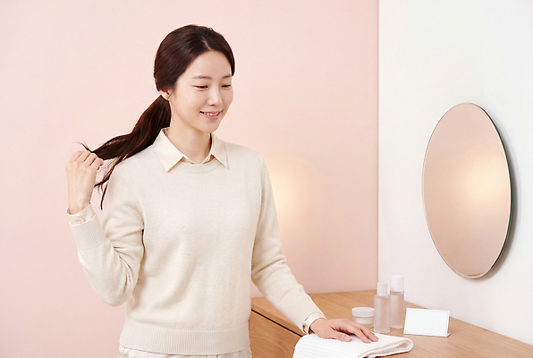 JPG 편집이미지 손 여자 실내 관리 수건 화장 뷰티 머리 거울 상품 미용실 화장대 정리 손질 스킨케어 의료성형뷰티 편집실사 AI인물포토 AI콘텐츠 가구 사람 내부 신체부위 위생용품 뷰티샵 CG 파일형식 AI포토 생활용품 상점 오브젝트