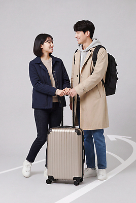 JPG 편집이미지 커플 여자 남자 여행 가방 대화 웃음 짐 즐거움 준비 출발 의료성형뷰티 스타일 편집실사 AI인물포토 AI콘텐츠 잡화 감정 컨셉 관계 표정 말하기 사람 CG 파일형식 AI포토 모션