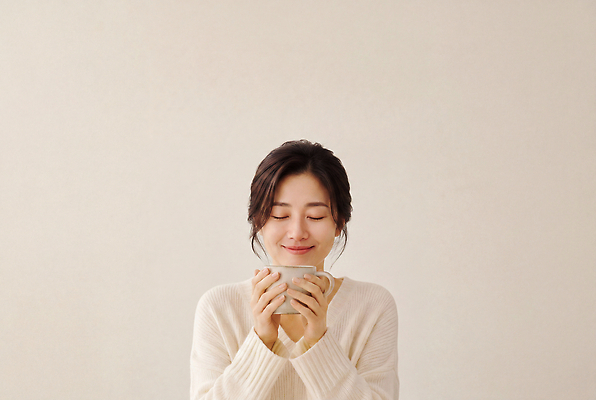 JPG 편집이미지 여자 커피 휴식 따뜻함 미소 컵 즐거움 향 의료성형뷰티 차분 편집실사 AI인물포토 AI콘텐츠 식기 감정 음료 컨셉 표정 사람 CG 파일형식 AI포토