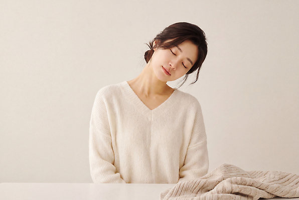 JPG 편집이미지 여자 감정 생각 밝음 숙이기 머리 의료성형뷰티 편집실사 AI인물포토 AI콘텐츠 포즈 사람 신체부위 CG 파일형식 AI포토